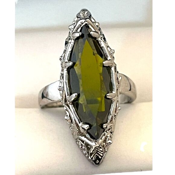 Boutique Cocktail Ring Size 6 Peridot Glass Ornate Setting Green Women's  5T - Picture 6 of 7